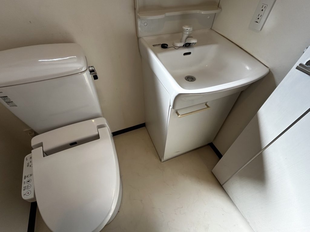埼玉県所沢市のゴミ屋敷片付け，片付けとハウスクリーニングを終えてきれいになったトイレと洗面スペース