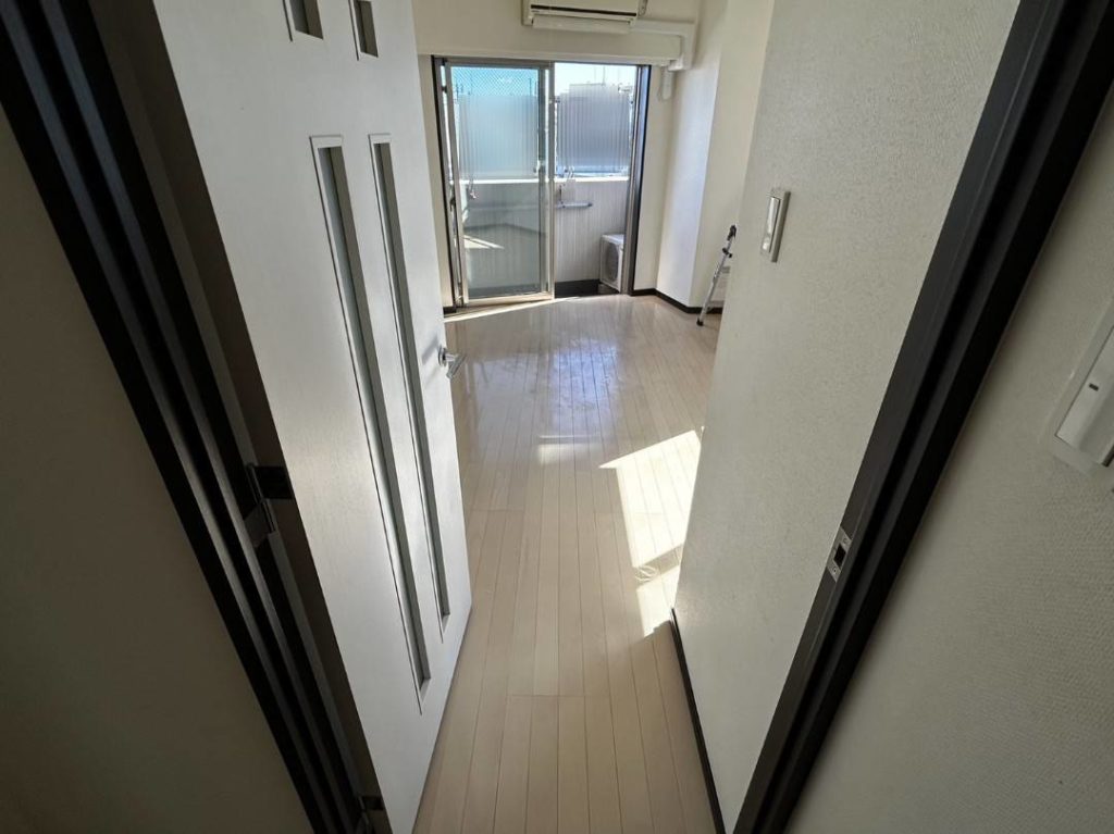 埼玉県所沢市のゴミ屋敷片付け，すっかりきれいになった廊下と洋室ドア前