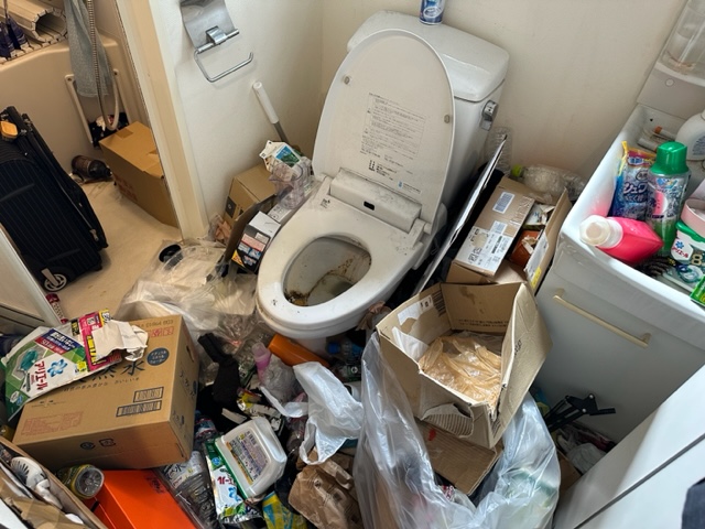 埼玉県所沢市のゴミ屋敷片付け，ゴミで溢れ汚れていた浴室前のトイレ