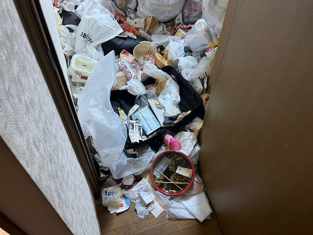 東京都板橋区のゴミ屋敷片付け，足の踏み場のないほどゴミであふれていた部屋